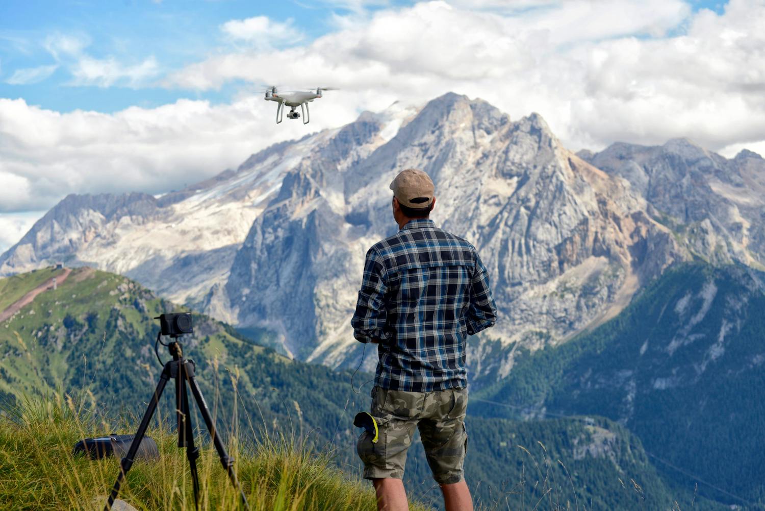 shutterstock 1252879699 Dronen lennätystä vuoristossa.
